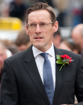 1200px-Ian_gorst_in_the_royal_square@2x